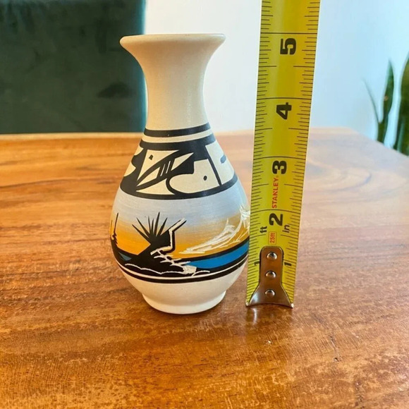 Navajo Cedar Mesa Handpainted and Etched Pottery Vase 5in - Signed - Picture 8 of 10